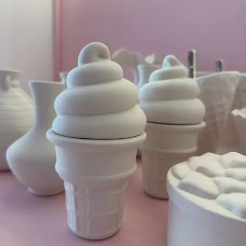 Ceramic piece included in the Standard package
